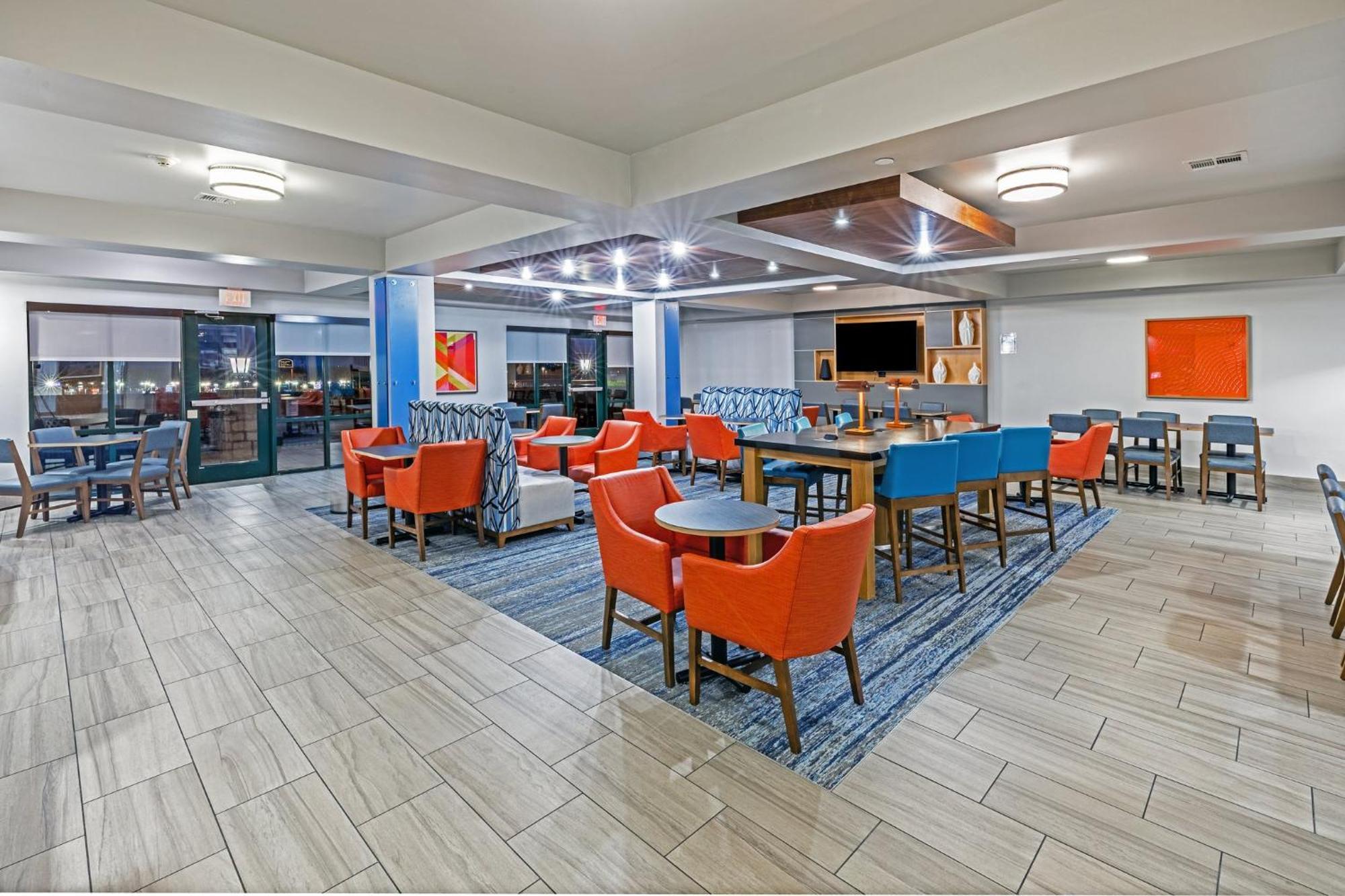 Holiday Inn Express & Suites Tulsa S Broken Arrow Hwy 51 By Ihg Екстериор снимка