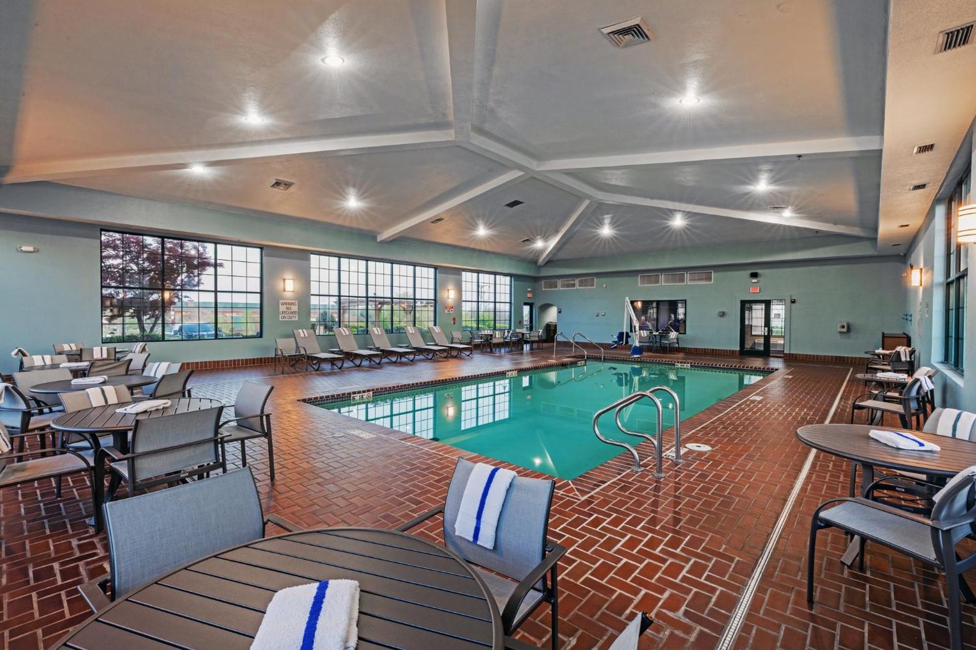 Holiday Inn Express & Suites Tulsa S Broken Arrow Hwy 51 By Ihg Екстериор снимка