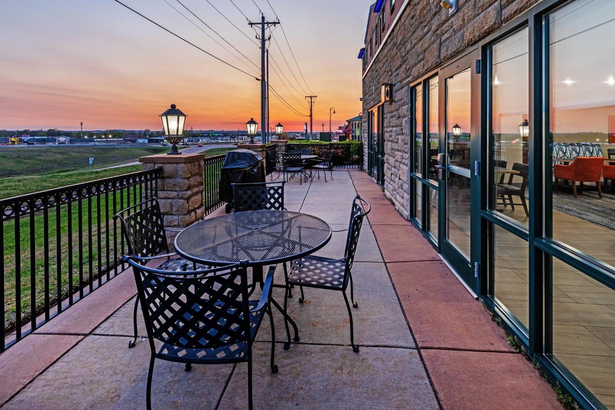 Holiday Inn Express & Suites Tulsa S Broken Arrow Hwy 51 By Ihg Екстериор снимка