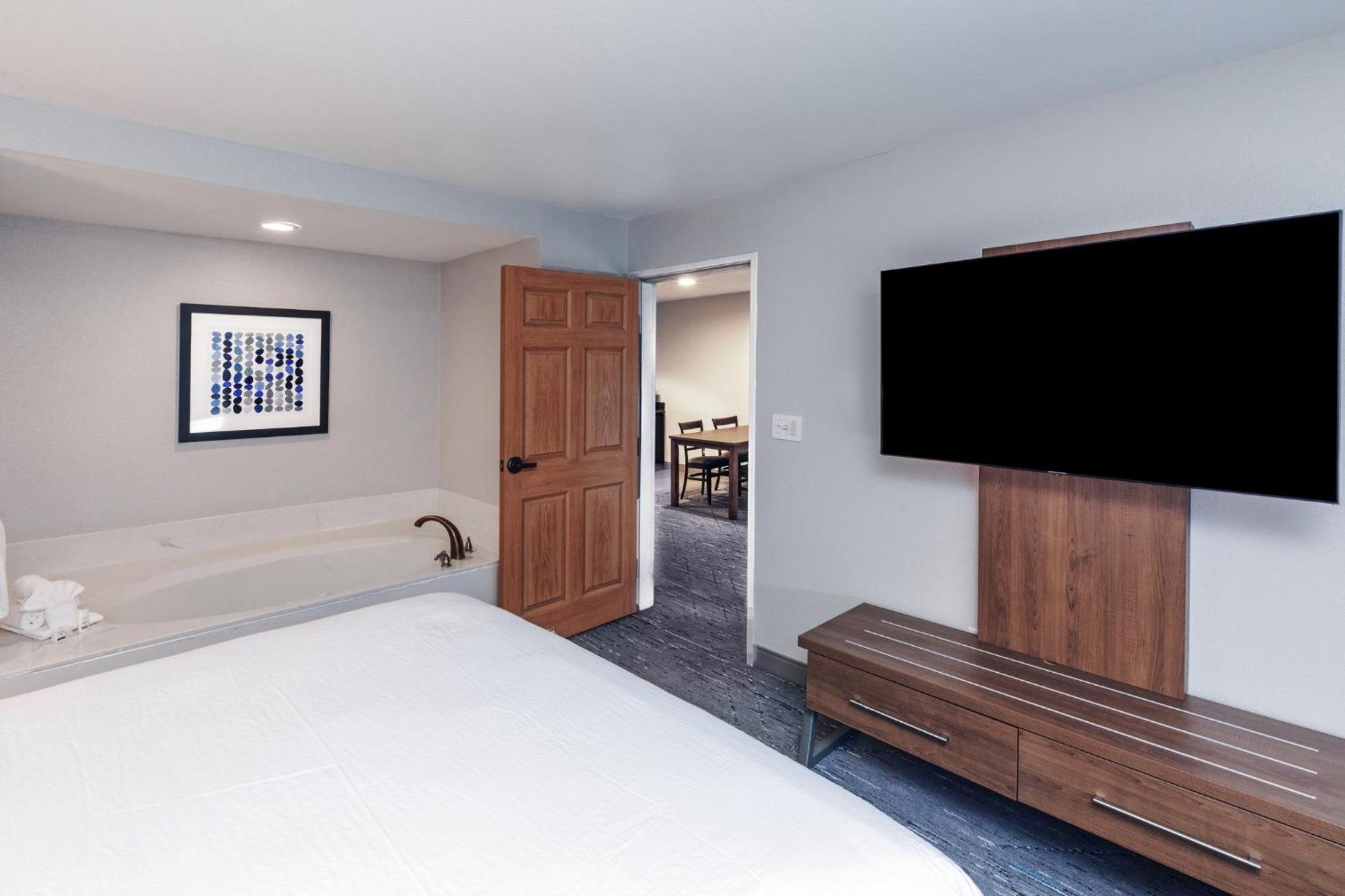 Holiday Inn Express & Suites Tulsa S Broken Arrow Hwy 51 By Ihg Екстериор снимка
